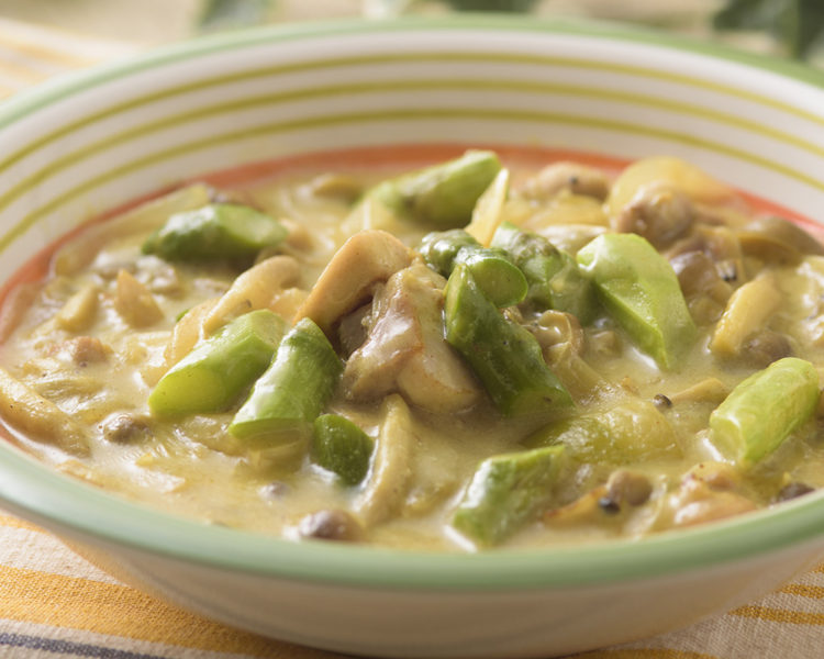 Simmered Asparagus and Chicken in Creamy Sauce